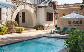 La Moderna Suites